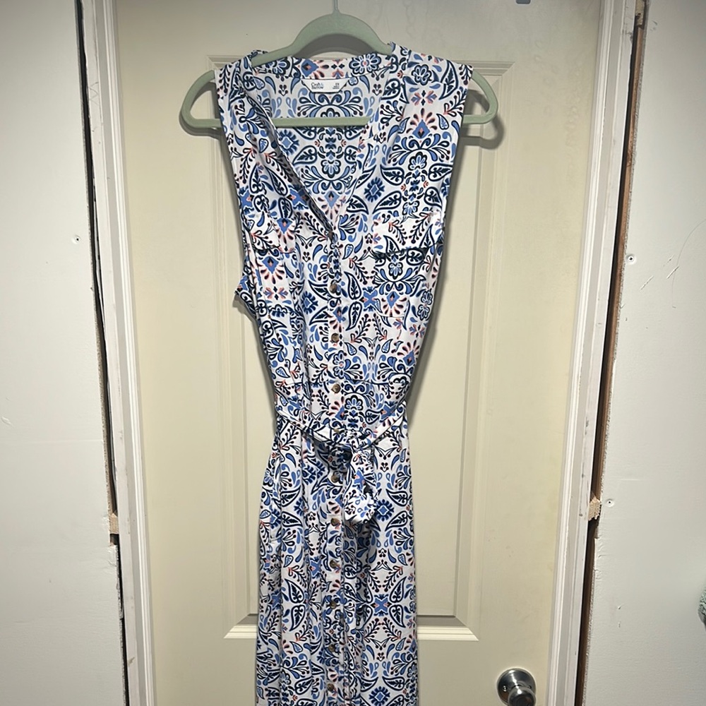 Sleeveless Blue and White Patterned Dress